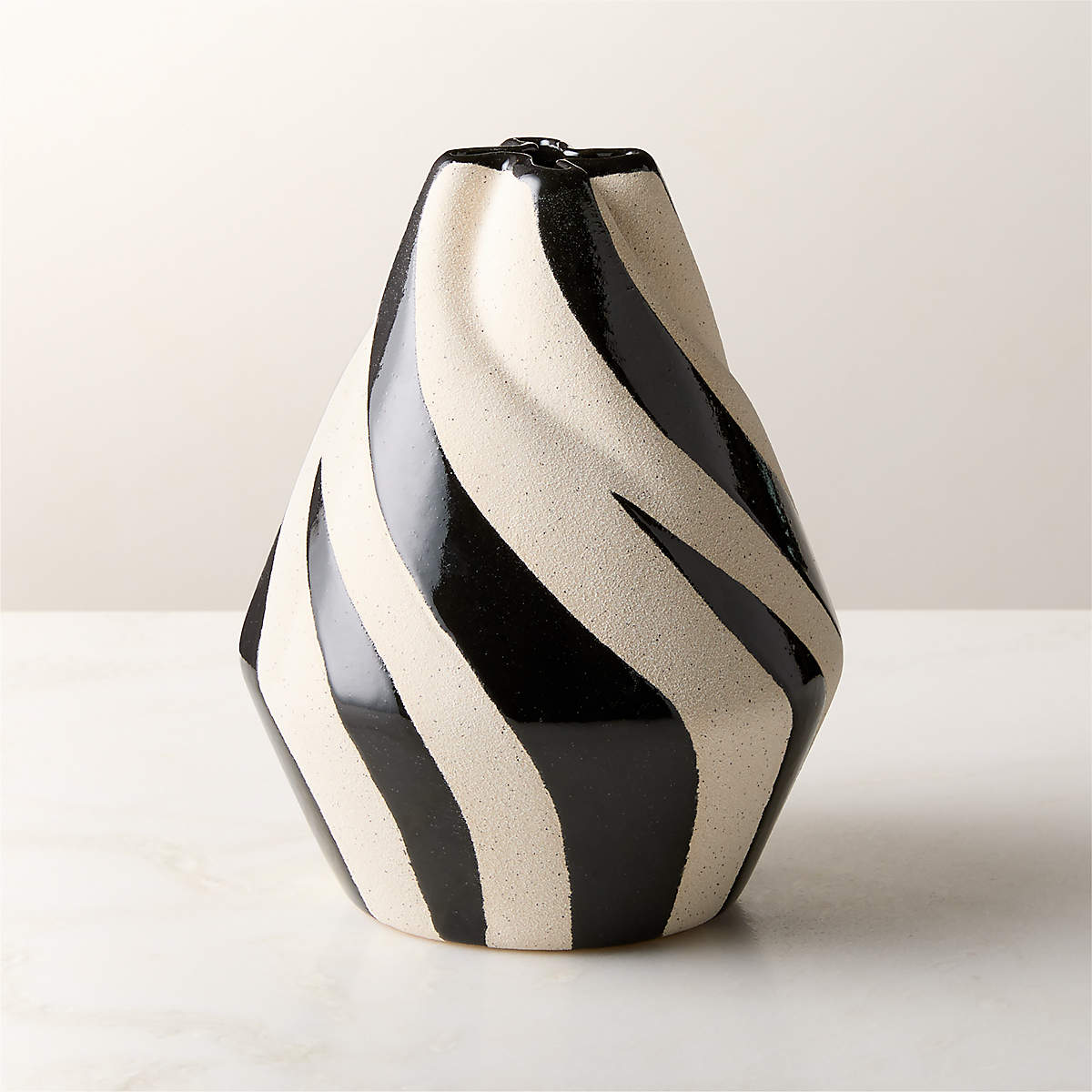 Izmal Black And White Ceramic Vase